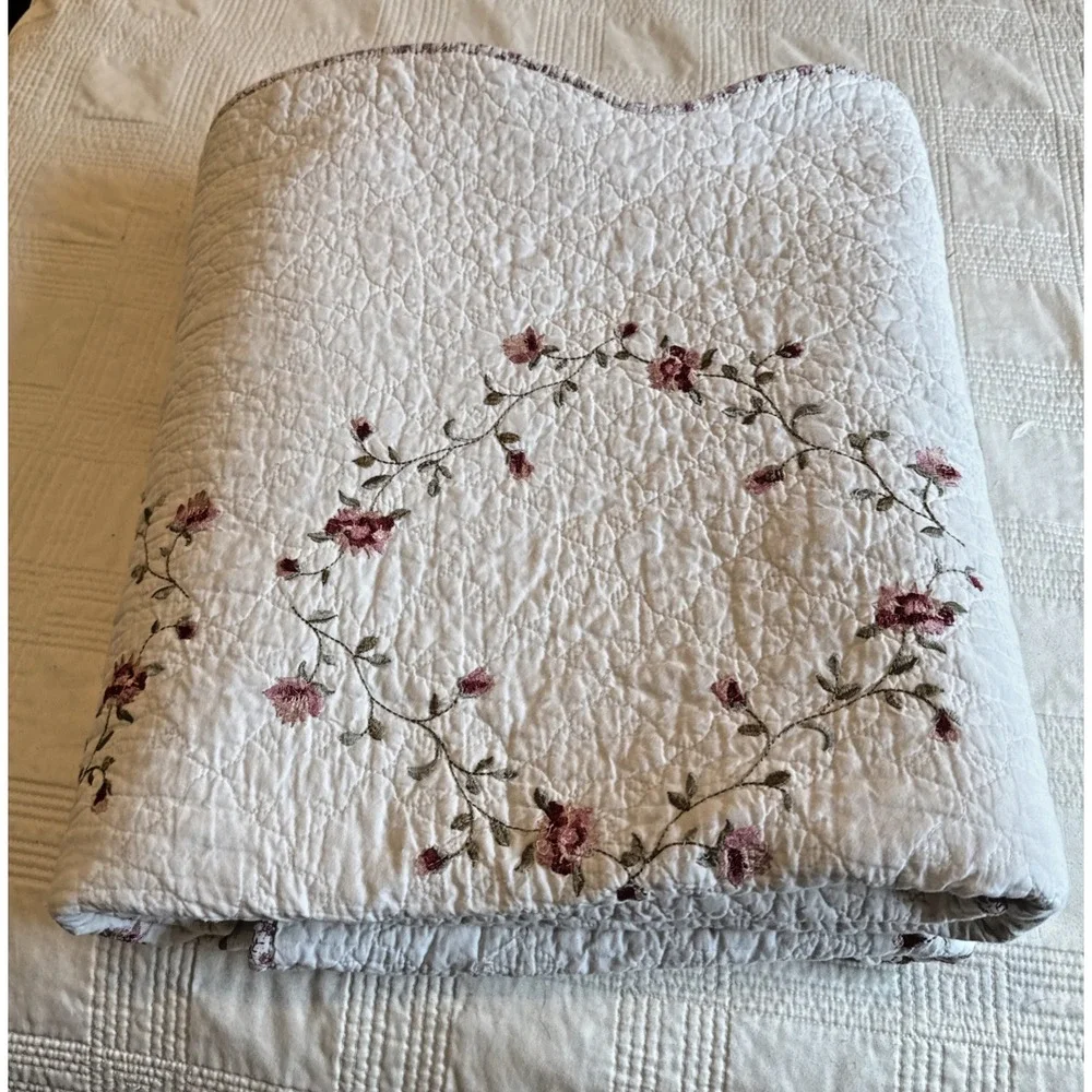Better Homes & Gardens Hannalore Quilt Full/Queen 90x92 White Roses Cottage